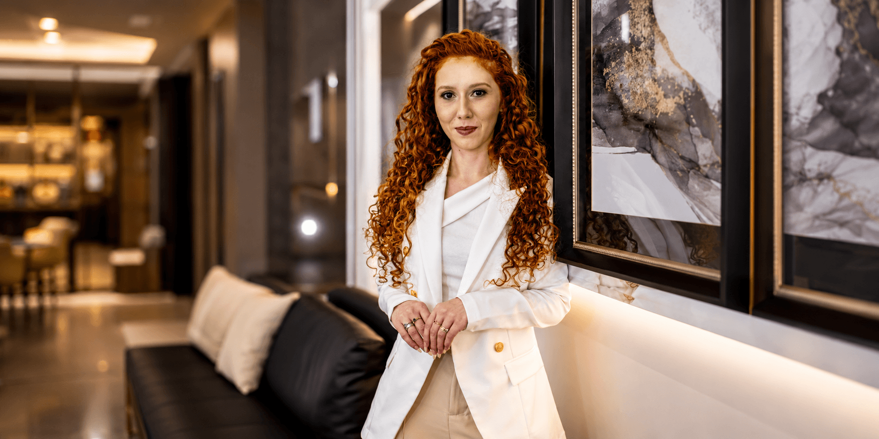 Dra. Mariana Garcia em ambiente interno do consultório